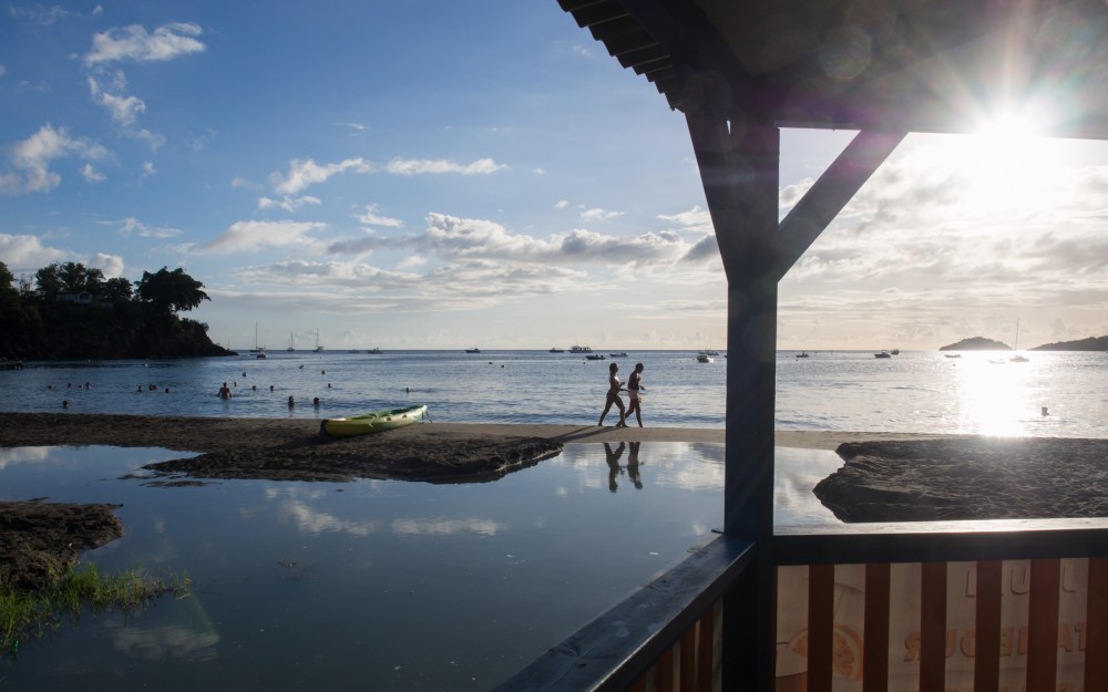 La première fois que je suis venue à Malendure la lumière m'a conquise, dans ce petit tour d'horizon des plages j'en montrais déjà quelques rayons, aujourd'hui je suis toujours fascinée par cette lumière, unique sur cette côte, celle que l'on appelle si délicatement la côte sous le vent ...  et regarder le soleil se coucher ici me fait toujours autant voyager ... 
