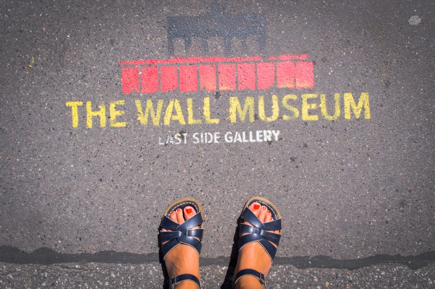 the wall museum berlin-east side gallery berlin -le mur de berlin-graffiti mur de berlin