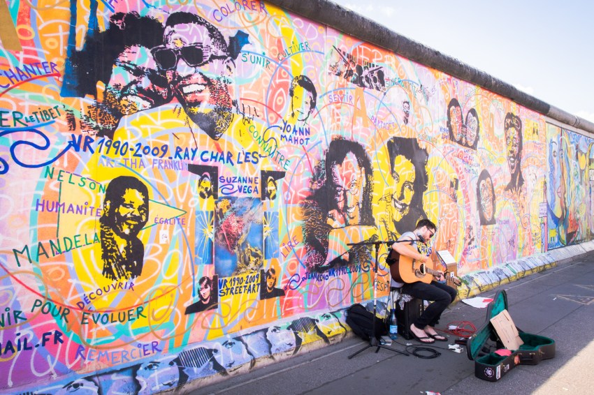 the wall museum berlin-east side gallery berlin -graffiti mur de berlin