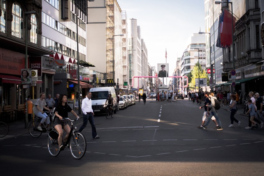 checkpoint charlie, berlin, allemagne