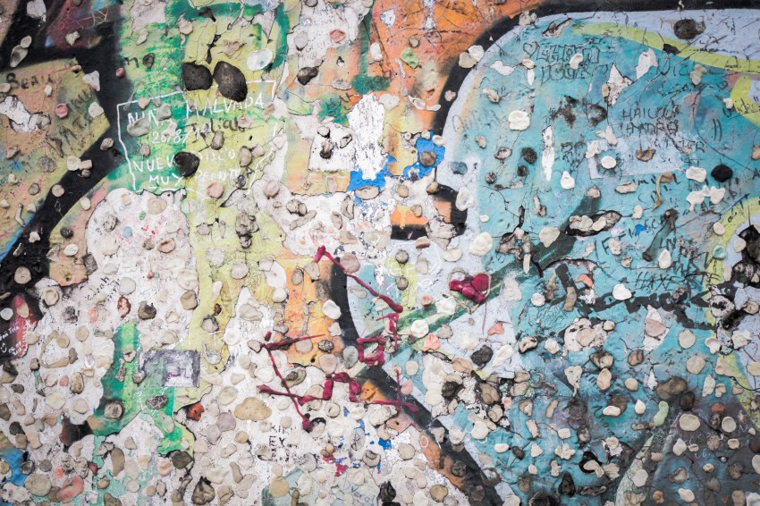 chewing gum mur de berlin --Potsdamer platz- Sony center- Berlin photos