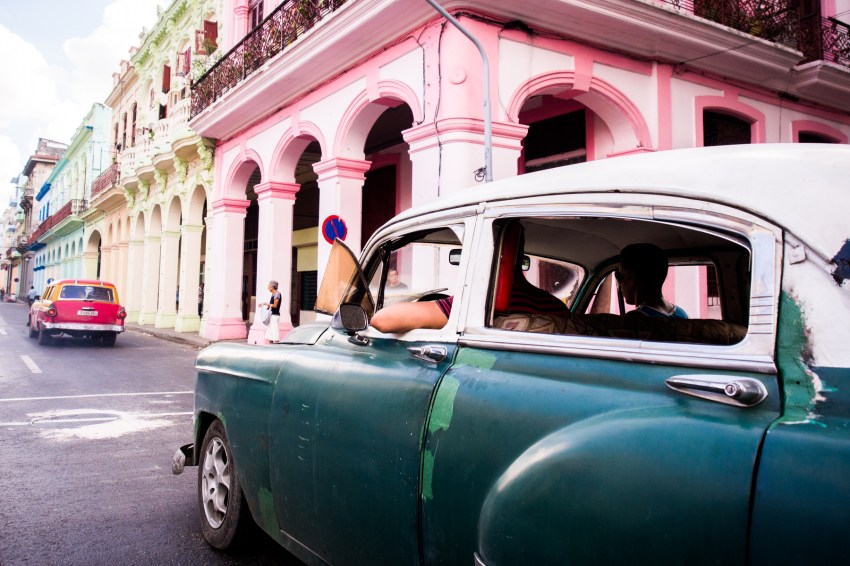 la havana-balade en voiture americaine a la havane-la havane voiture-rue de la havane- architecture la havane-