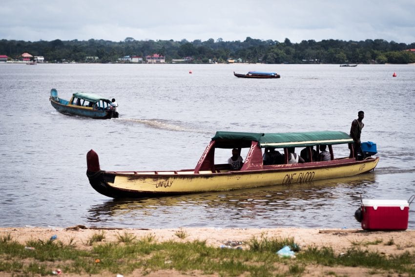 Pirogues sur le Fleuve Saint Laurent du Maroni en Giyane Amazonie- Photo Amazonie et Carnet de voyage en Guyane