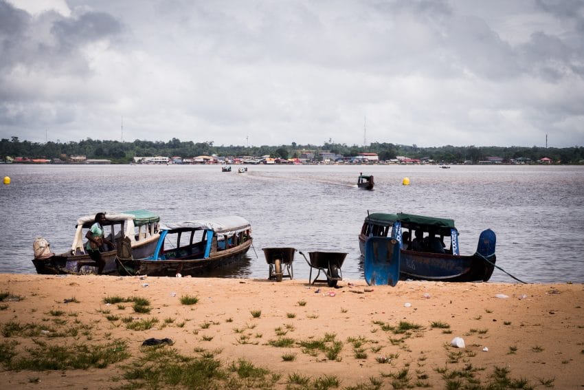 Fleuve Maroni à St Laurent en Guyane Française