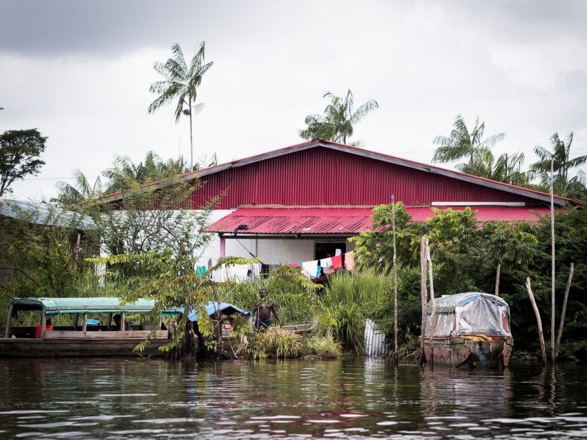 guyane Amazonie ; pirogue sur les rives du maroni, fleuve st laurent