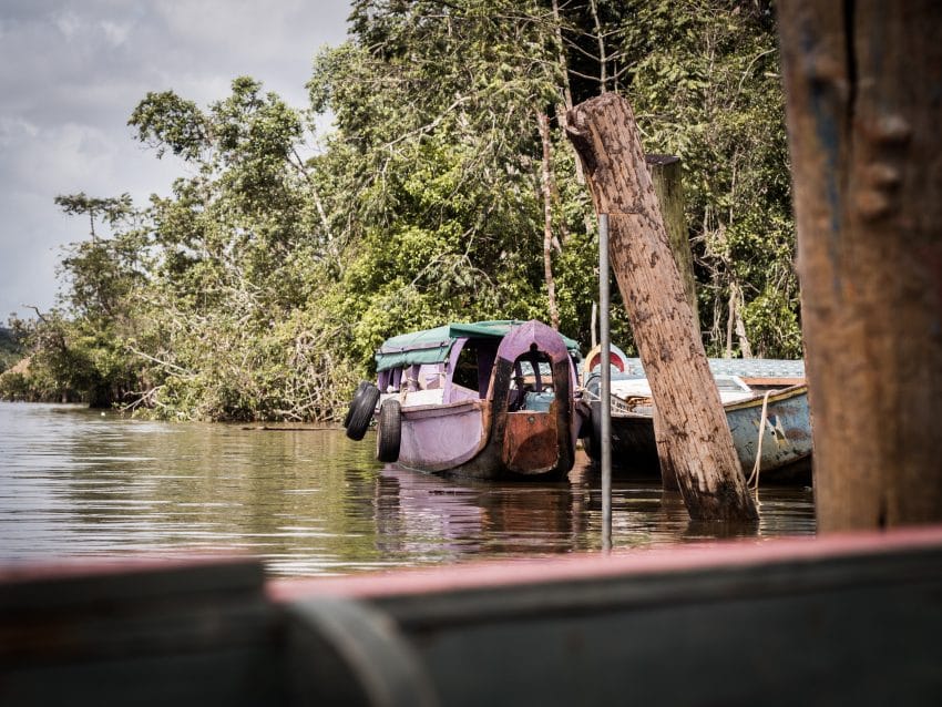 guyane Amazonie ; pirogue sur les rives du maroni, fleuve st laurent