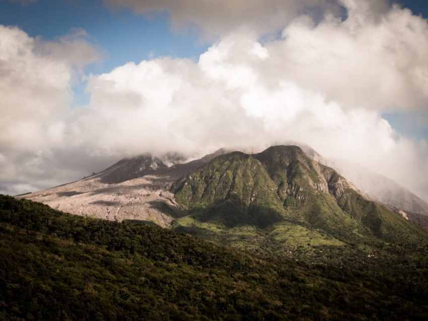 photo de la soufrière en guadeloupe, à Plymouth sur l'ile de montserrat,  antilles, plymouth, MVO