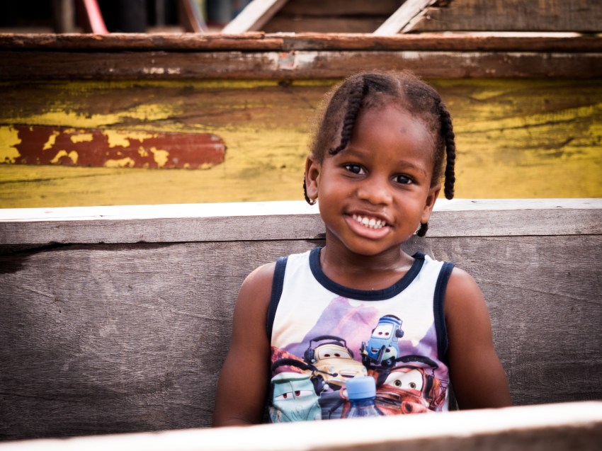 guyane Amazonie ; enfant pirogue sur les rives du maroni, fleuve st laurent