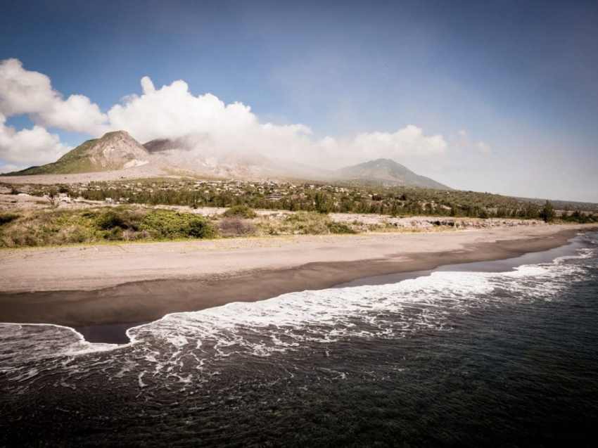 plage des caraibes- volcan la soufrière en Guadeloupe - montserrat antilles