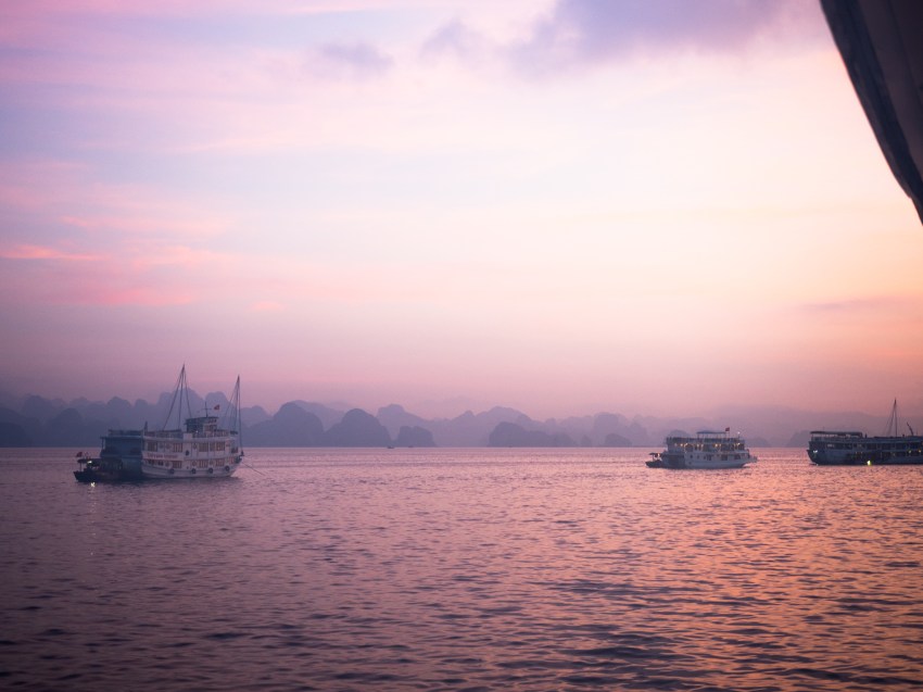 photos du vietnam - la baie d'halong - voyager en jonque - naviguer sur une jonque dans la bai tu long bay