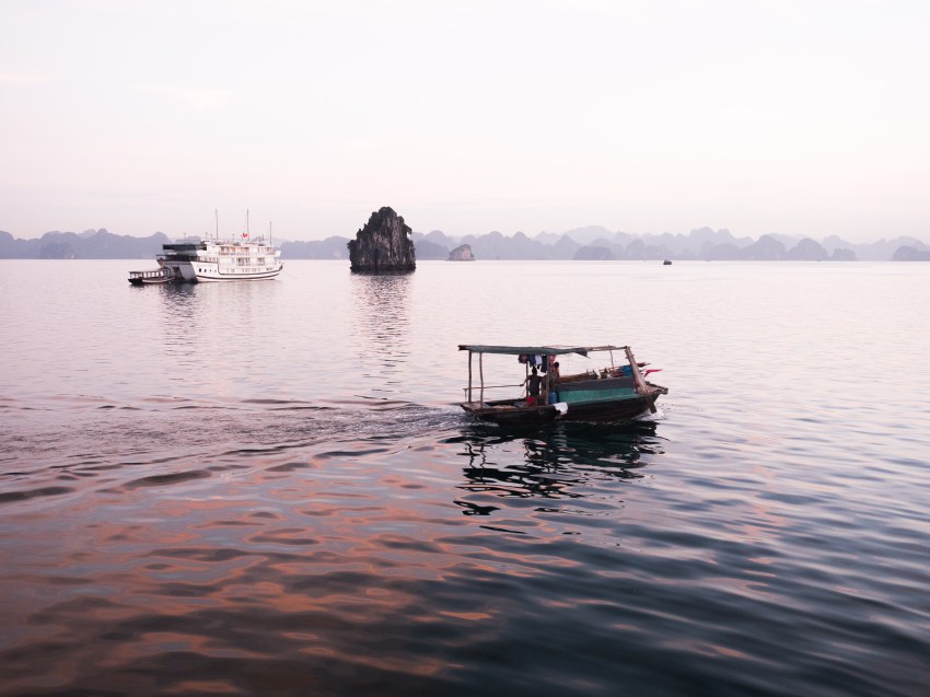photos du vietnam - la baie d'halong - voyager en jonque - naviguer sur une jonque dans la bai tu long bay