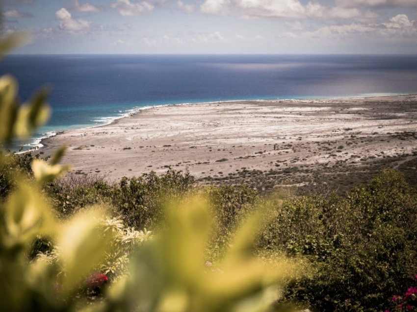 volcan de la soufrière - ile de montserrat aux antilles-plage des caraibes
