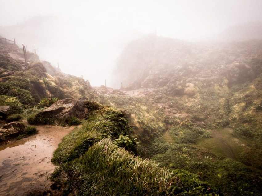 volcan de la soufrière en guadeloupe - randonnée la soufrière Antilles - photo du cratère de la soufrière en guadeloupe
