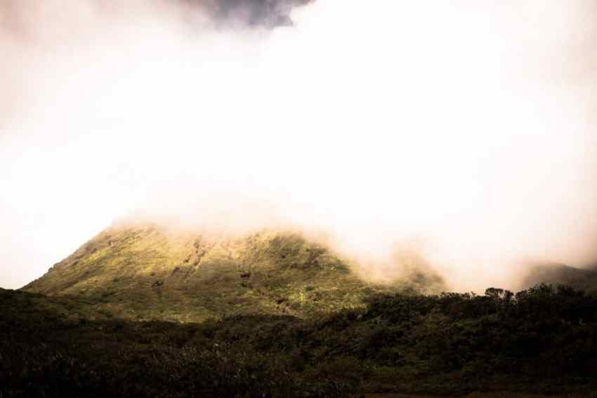 volcan de la soufrière en Guadeloupe - volcan antillais-photo de la soufrière en guadeloupe dans la brume