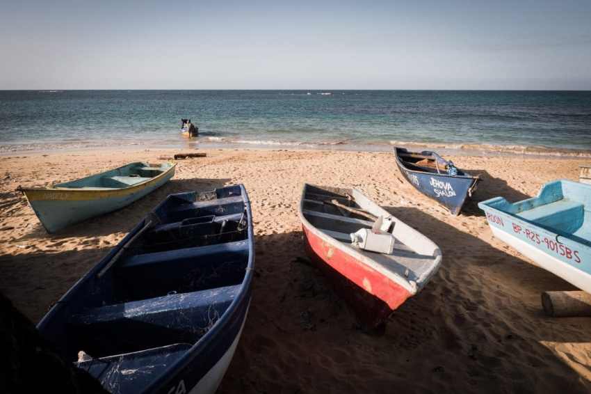 photo de voyage en république dominicaine sur les plages des caraïbes - Pirogues sur le bord de la plage