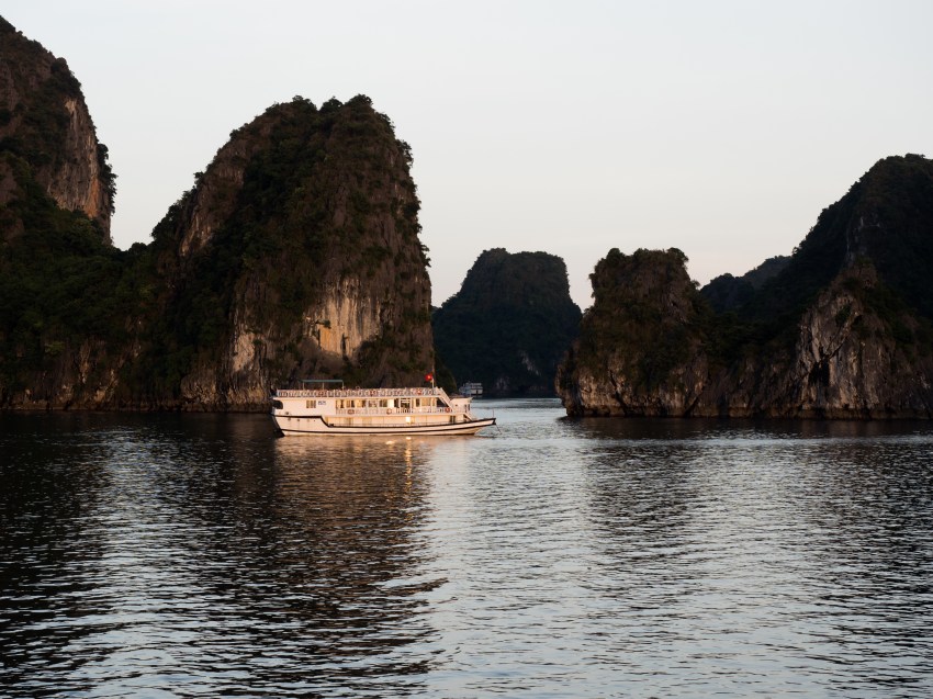 photos du vietnam - découvrir la baie d'halong - voyager en jonque - naviguer sur une jonque dans la bai tu long bay