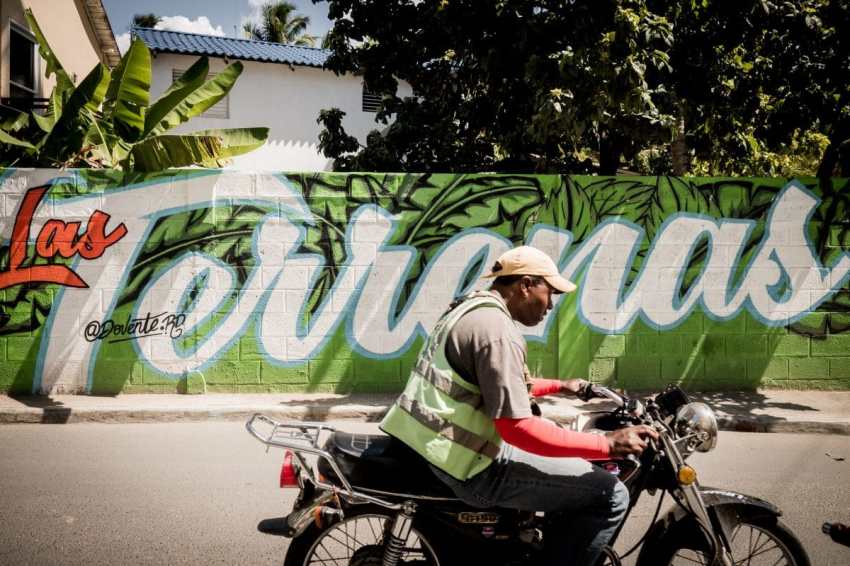 Carnet de voyage en république Dominicaine sur la péninsule de Samana - Photo d'un dominicain en moto à las terranas