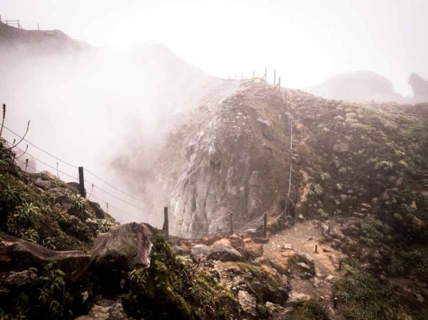 volcan de la soufrière en guadeloupe - cratère la soufrière aux antilles - photo du cratère de la soufrière en guadeloupe